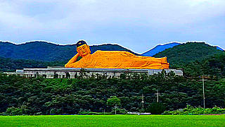 Korea’s Yeongsanjeongsa Temple & The Biggest Reclining Buddha