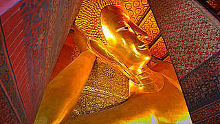 Bangkok Walk – Reclining Buddha in Wat Pho Temple