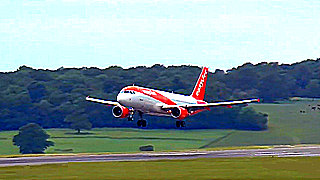 EasyJet Airbus A319 Landing at London Luton Airport
